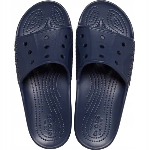 Para granatowych klapków z otworami wentylacyjnymi i wytłoczonym napisem \'ICONIC CROCS COMFORT\' na podeszwie.