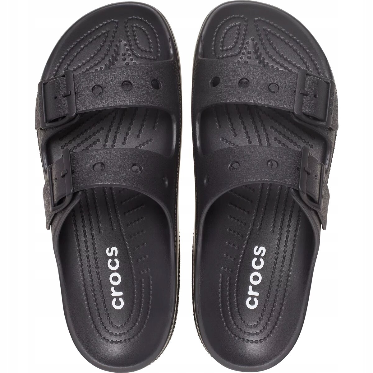 Czarne klapki z dwoma regulowanymi paskami i wzorem na wkładce. Na wkładce widoczny jest biały napis \'crocs\'.
