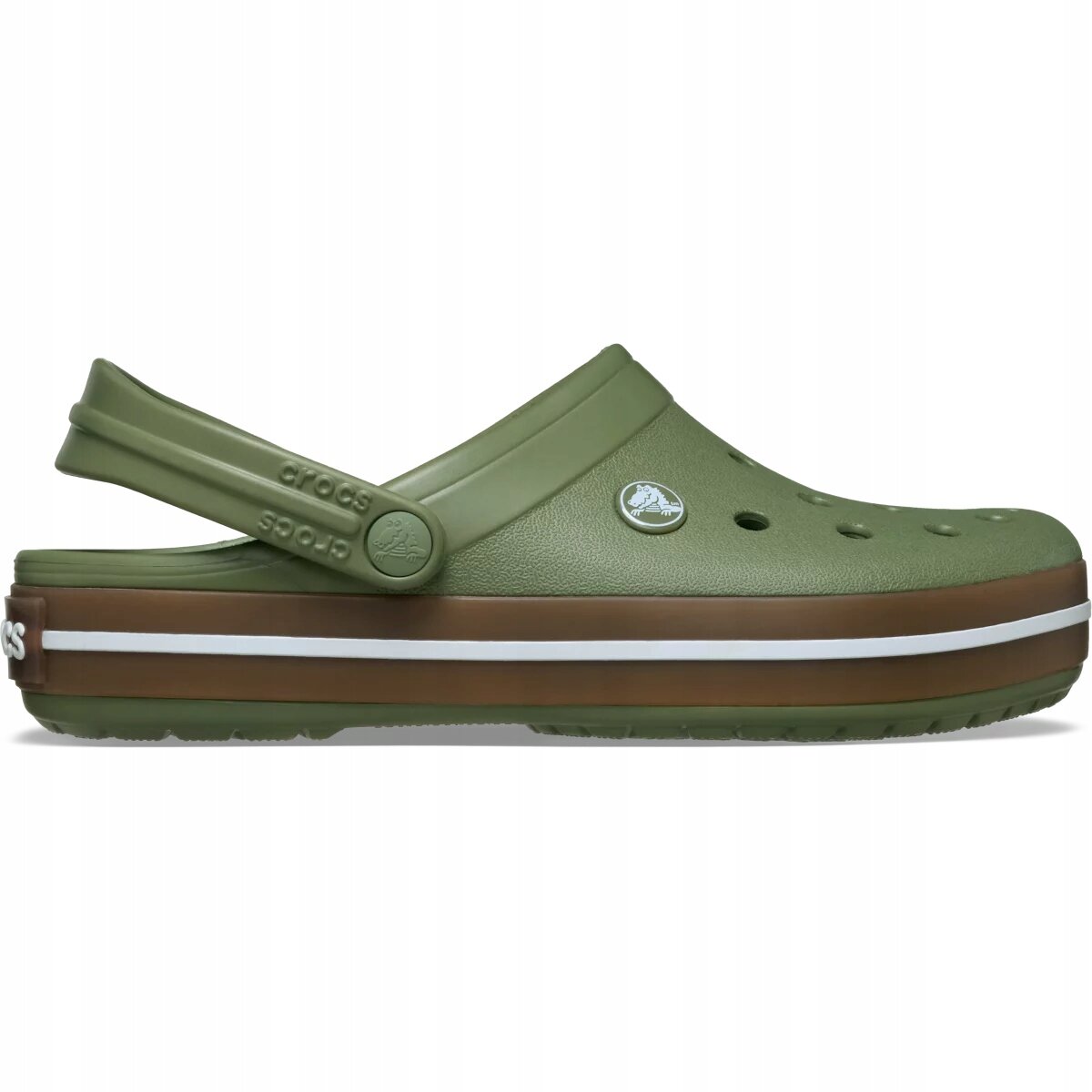 Zielony chodak z otworami wentylacyjnymi i paskiem na piętę, z białym i brązowym paskiem na podeszwie. Na pasku widoczne jest logo \'crocs\'.