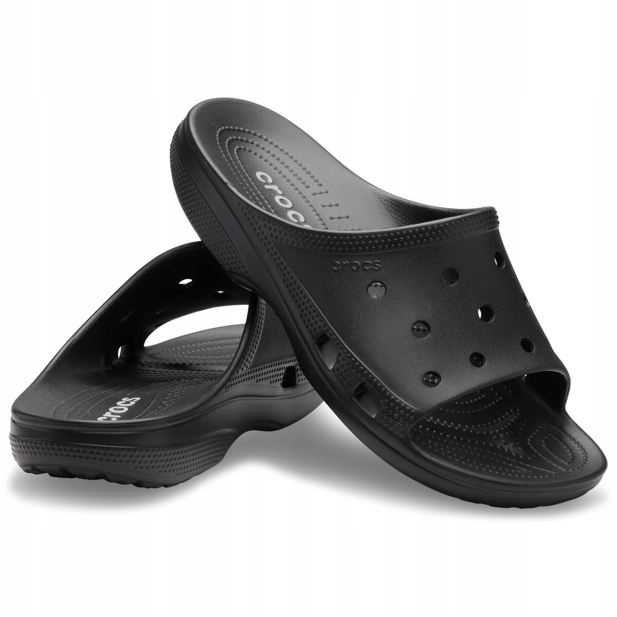 Czarne klapki z otworami wentylacyjnymi i logo \'crocs\' na wkładce. Klapki mają podwyższoną podeszwę i są ustawione jedna na drugiej.