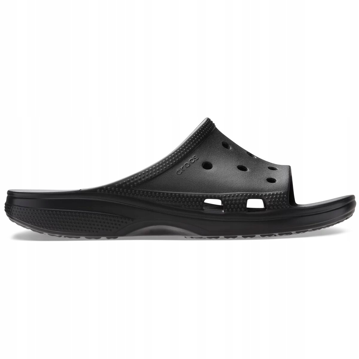 Czarne klapki z otworami wentylacyjnymi i logo \'crocs\' na boku. Podeszwa jest gruba i teksturowana.