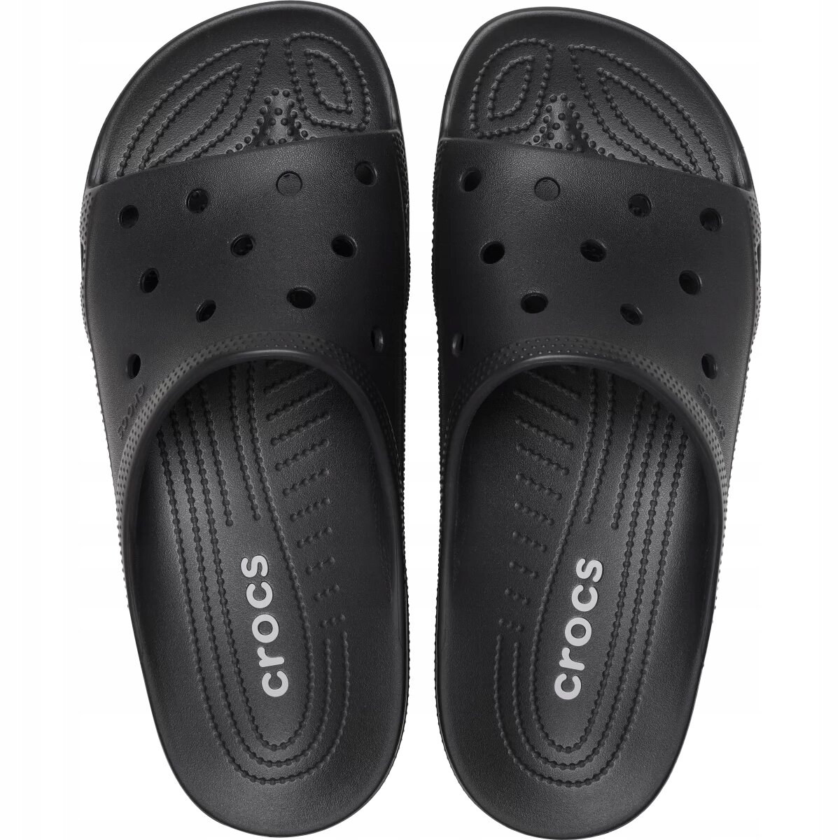 Czarne klapki z otworami wentylacyjnymi i napisem \'crocs\' na wkładce. Wzór na powierzchni klapek składa się z małych otworów i ozdobnych linii.