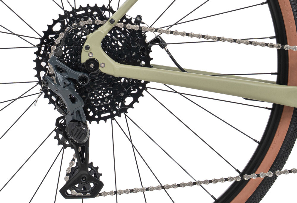 Rower gravel ROMET Aspre 2.0 28480051-A U18 28 cali Oliwkowy zbliżenie na tylną przerzutkę przerzutki MicroSHIFT 10 przełożeń duża wytrzymałość sprawne działanie zmiana biegów jest płynna i bezproblemowa tylne przerzutki MicroSHIFT typu Sword 10S stabilna praca napędu wszechstronność
