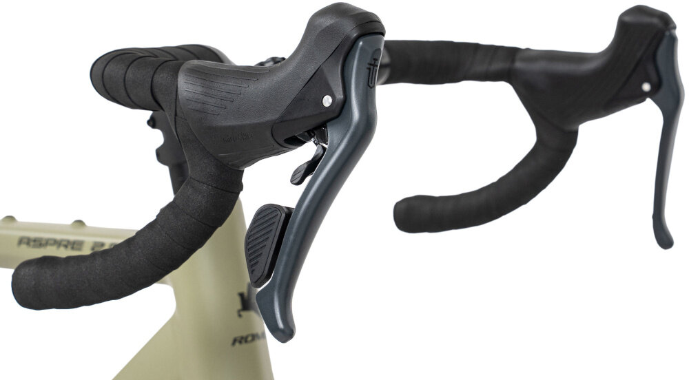 Rower gravel ROMET Aspre 2.0 28540054-A U22 28 cali Oliwkowy kierownica na białym tle widoczna z boku stery typu tapered łożyska maszynowe większa sztywność układu kierowniczego precyzyjne prowadzenie roweru stabilniejsze zachowanie przodu roweru