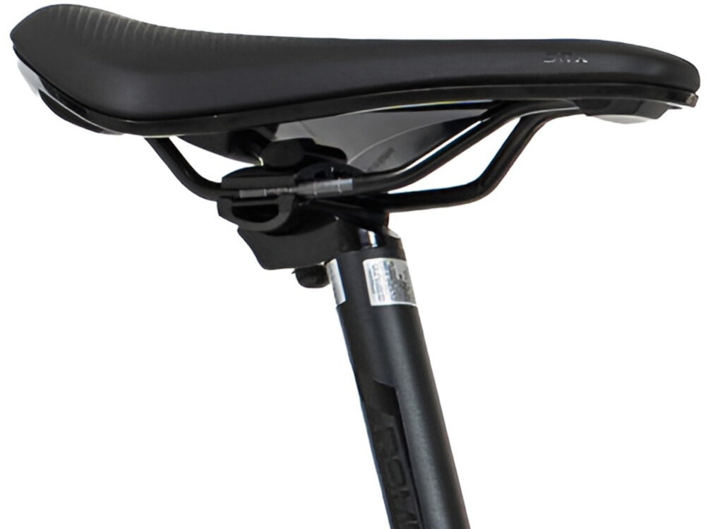 Rower gravel ROMET Aspre 2.0 28540054-A U22 28 cali Oliwkowy siodełko na białym tle widoczne lekko pod skosem siodełko siodełko WITTKOP typu Inmould Race aluminiowa sztyca ROMET stabilne podparcie konstrukcja siodełka wspiera równomierne rozłożenie nacisku aluminiowa sztyca oferuje sztywne połączenie z ramą komfort użytkowania