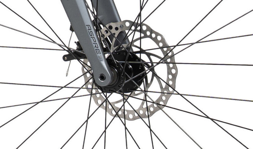 Rower gravel ROMET Aspre 2.0 28540054-A U22 28 cali Oliwkowy zbliżenie na tarczę hamulcową białe tło podstawa bezpieczeństwa hamulce tarczowe hydrauliczne duża siła hamowania płyn hamulcowy z przodu i z tyłu podwójny pakiet bezpieczeństwa