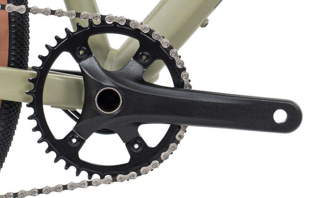 Rower gravel ROMET Aspre 2.0 28540054-A U22 28 cali Oliwkowy zbliżenie na korbę i kasetę białe tło korba Prowheel RPL-FD16S-F-TT z pojedynczą tarczą 40T kaseta MicroSHIFT Sword CS-104 o zakresie przełożeń 11–48T wkład suportu ROMET do jazdy po zróżnicowanych trasach dopasowanie kadencji do terenu solidny suport wspiera płynne przenoszenie mocy
