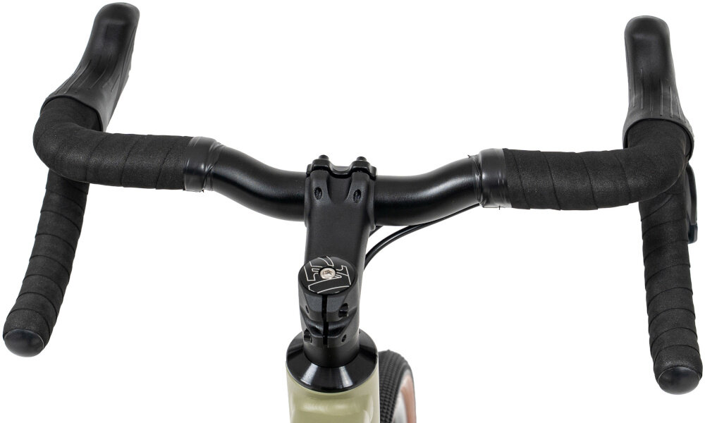 Rower gravel ROMET Aspre 2.0 28540054-A U22 28 cali Oliwkowy kierownica na białym tle widoczna od przodu białe tło aluminiowa kierownica ROMET aluminiowy wspornik ROMET stabilne i pewne prowadzenie wspiera kontrolę nad rowerem aluminium oferuje korzystny stosunek sztywności do masy stabilne przenoszenie sił sterujących