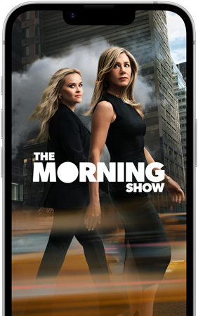 Na ekranie smartfona widoczny jest plakat z napisem \'THE MORNING SHOW\', przedstawiający dwie kobiety w eleganckich strojach na tle miejskiego krajobrazu.