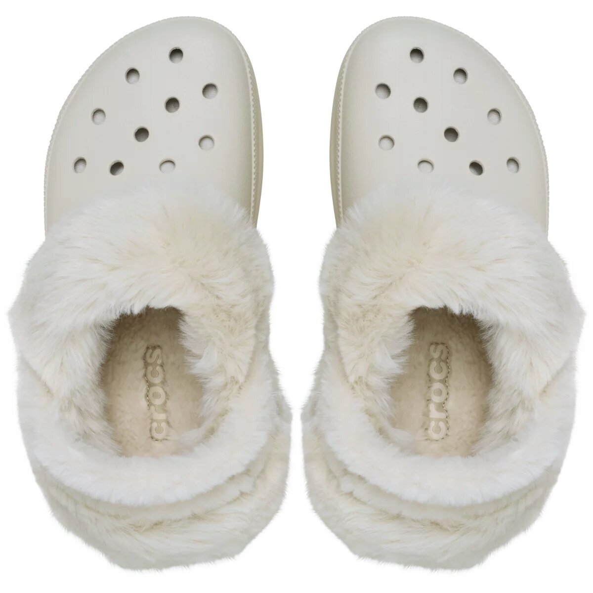 Para ocieplanych klapek z futrzanym wykończeniem i otworami na wierzchu. Wnętrze klapek wyłożone jest miękkim materiałem, a na wkładce widoczny jest napis \'crocs\'.