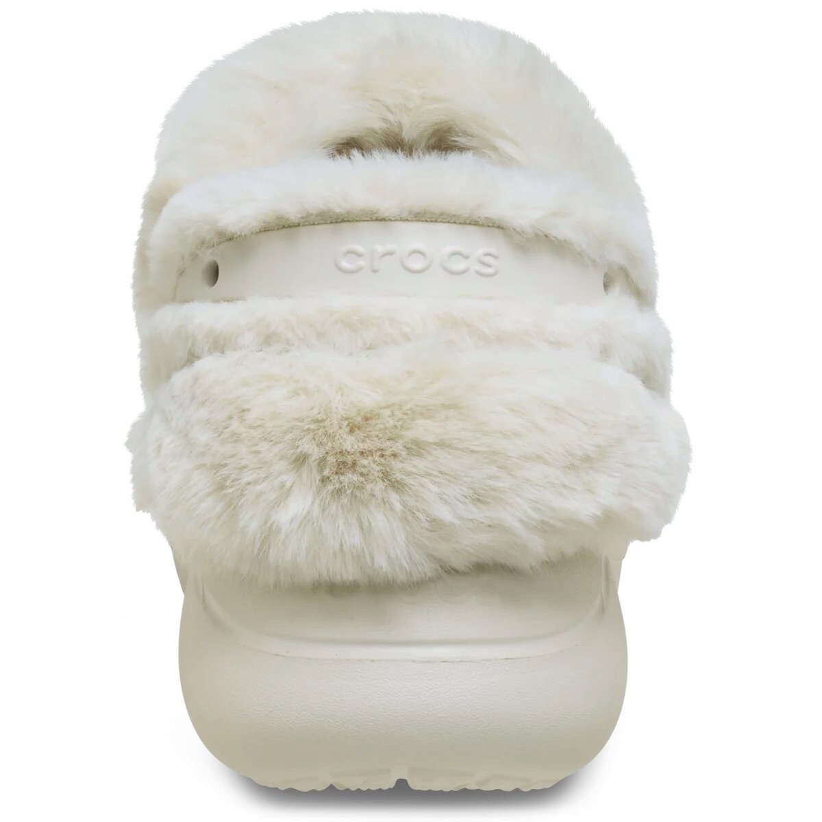 Na zdjęciu widoczny jest tył jasnego klapka z futrzanym wykończeniem, z wyraźnym napisem \'crocs\'.