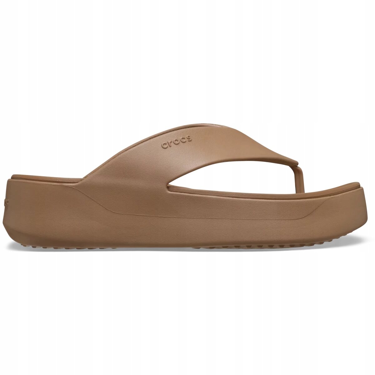 Brązowe klapki na platformie z logo \'crocs\' na pasku. Buty mają prosty design z grubą podeszwą i są wykonane z tworzywa sztucznego.