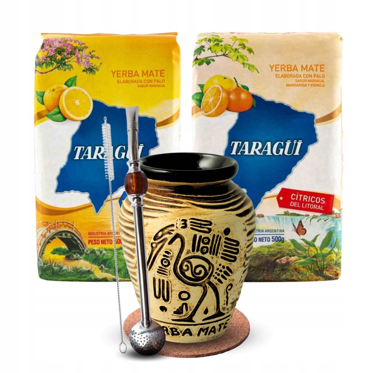 Na obrazie znajdują się dwa opakowania Yerba Mate Taragui o smakach Naranja i Citricos del Litoral, a także ceramiczne naczynie z wzorem oraz metalowa bombilla z czyścikiem. Opakowania mają kolorowe etykiety z grafiką owoców i mapą, a naczynie jest ozdobione czarnymi wzorami na jasnym tle.
