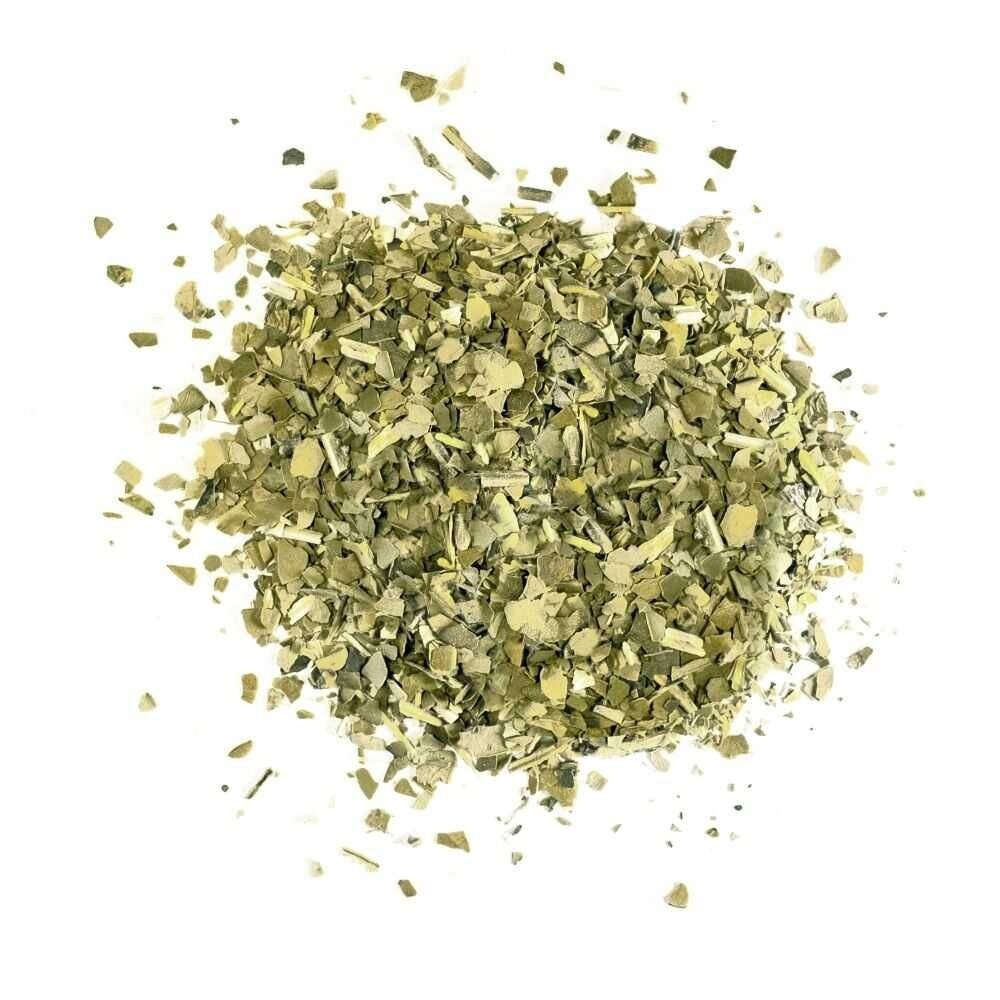 Na obrazie widoczna jest kupka suszonych liści o zielonkawym kolorze, przypominająca yerba mate.