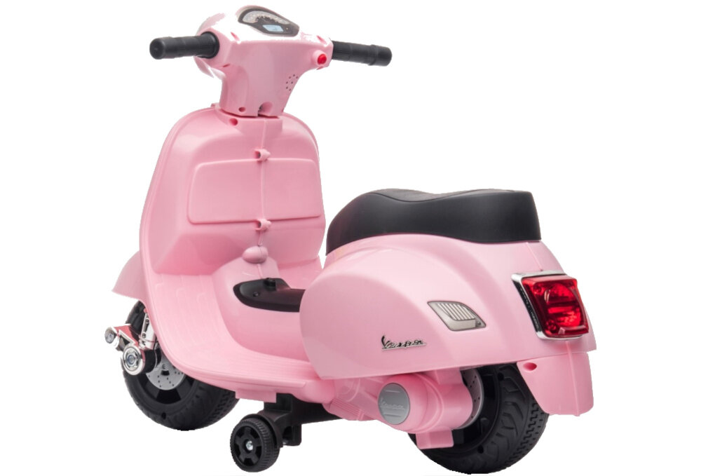 Różowy elektryczny skuter dziecięcy z czarnym siedzeniem i czerwonym światłem tylnym. Na boku widoczne jest logo \'Vespa\'.