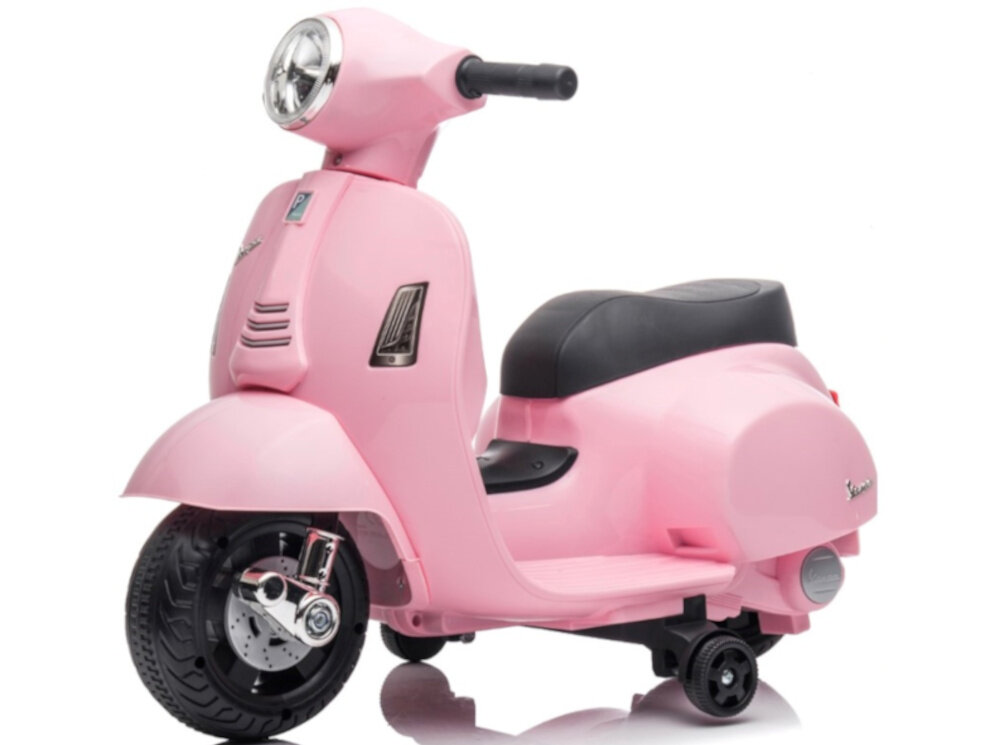Różowy elektryczny motorek dziecięcy z czarnym siedzeniem i dużym przednim reflektorem. Na boku widoczne jest logo Vespa.