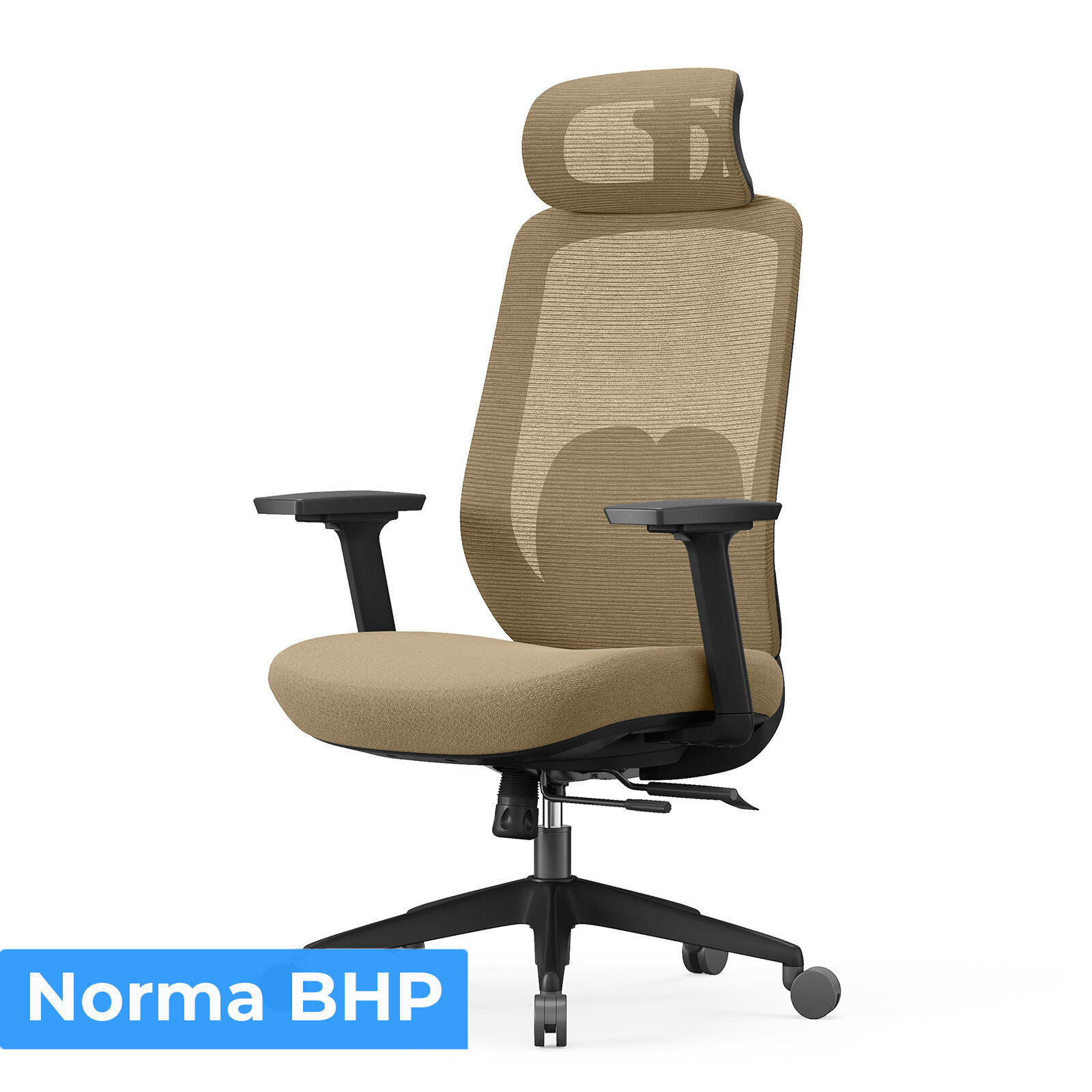 Beżowy fotel biurowy z ergonomicznym oparciem i regulowanymi podłokietnikami. Na dole obrazu widoczny jest napis \'Norma BHP\'.