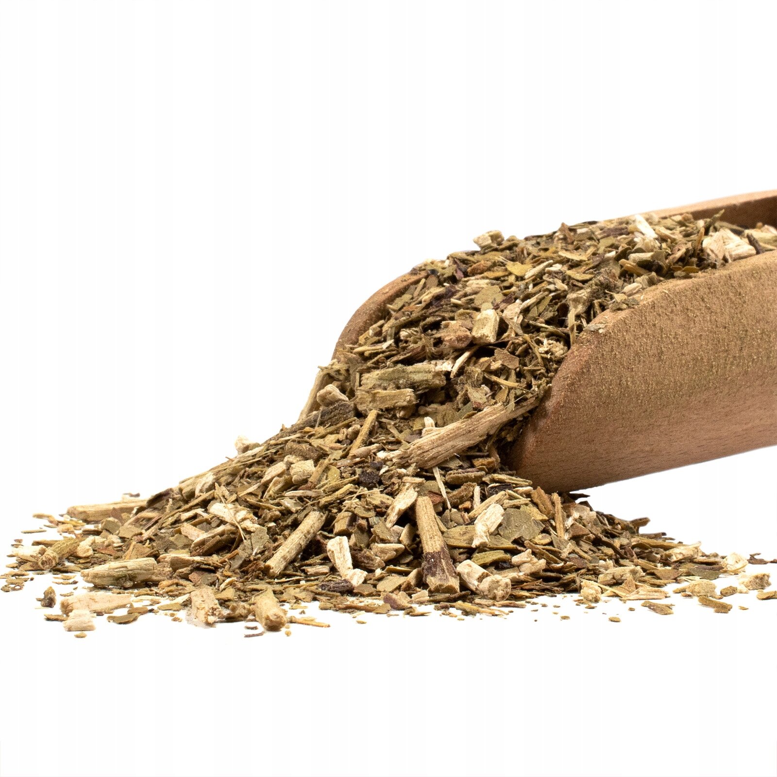 Na obrazie widoczna jest drewniana łyżka, z której wysypuje się susz yerba mate. Susz składa się z drobnych liści i gałązek w odcieniach zieleni i brązu.