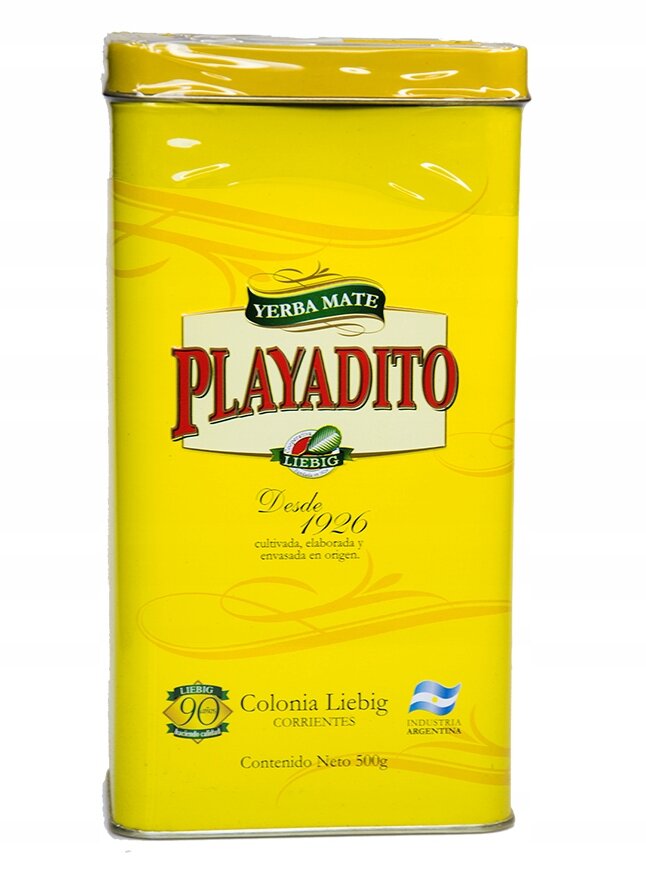 Żółta puszka z napisem \'Yerba Mate Playadito Liebig\'. Na puszce widnieje tekst: \'Desde 1926, cultivada, elaborada y envasada en origen, Colonia Liebig Corrientes, Industria Argentina, Contenido Neto 500g\'.