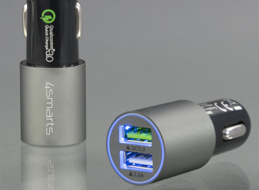 Na obrazie widoczna jest szara ładowarka samochodowa z dwoma portami USB, oznaczonymi jako QC3.0 i 3.0A, oraz logo \'4smarts\' na obudowie. Na czarnej części ładowarki znajduje się napis \'Qualcomm Quick Charge 3.0\'.