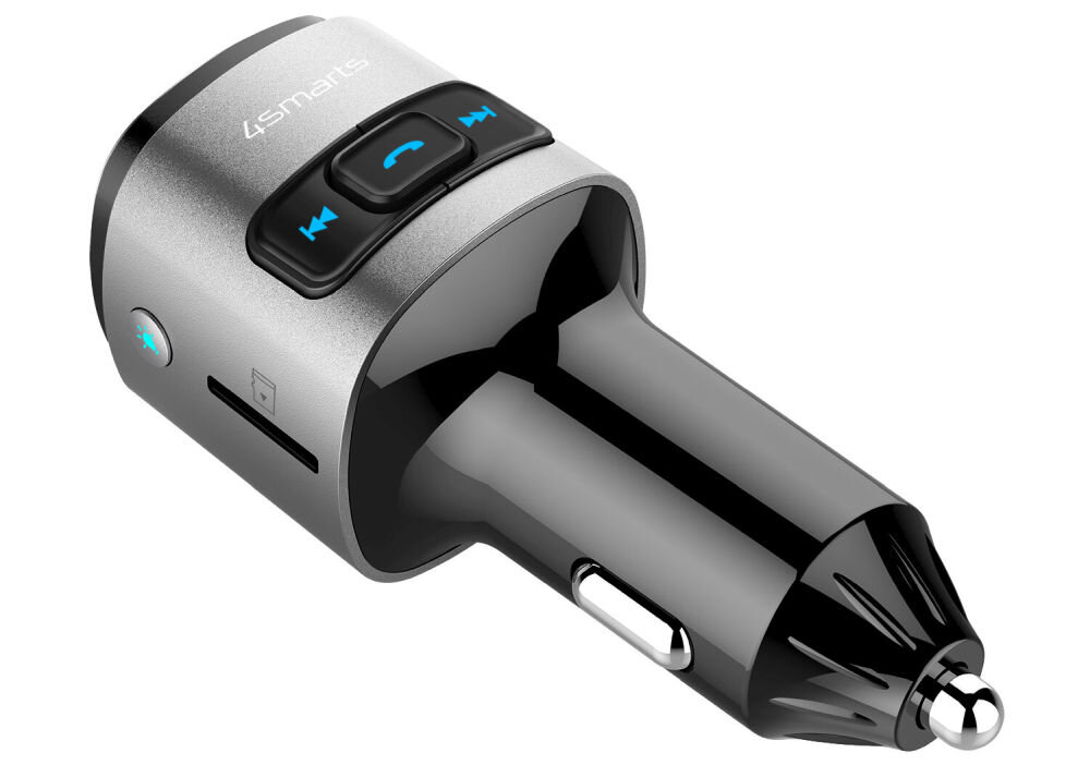Na obrazie widoczny jest transmiter FM z logo \'4smarts\', posiadający przyciski sterujące z niebieskimi symbolami. Obudowa jest w kolorze srebrnym i czarnym, z widocznym portem USB i slotem na kartę pamięci.