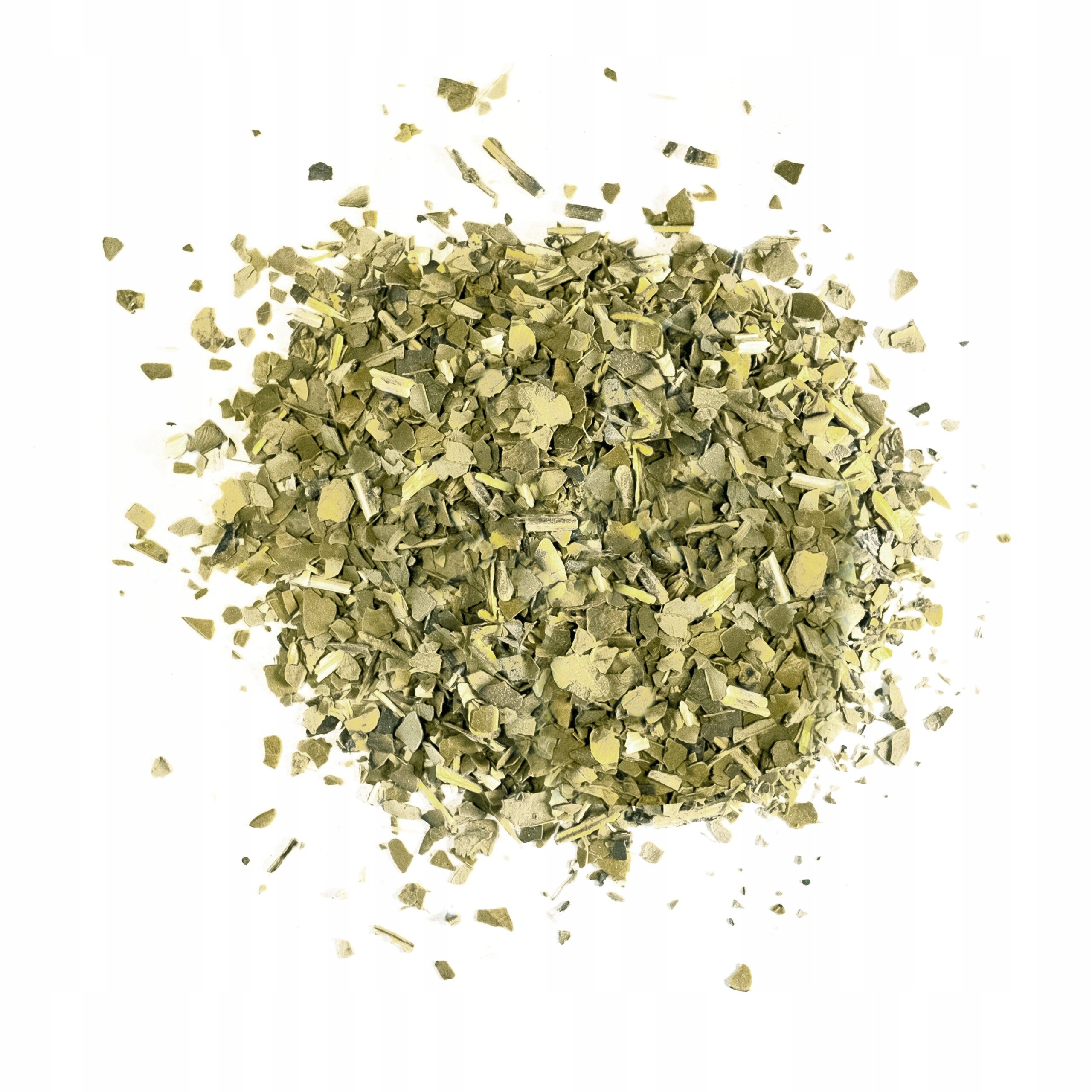 Na obrazie widoczna jest kupka suszonych liści w kolorze zielonym, prawdopodobnie yerba mate. Liście są drobno posiekane i rozrzucone na białym tle.