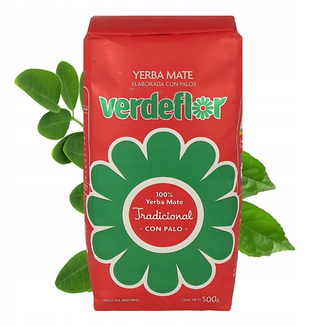 Czerwona paczka Yerba Mate Verdeflor z zielonym logo i napisem \'100% Yerba Mate Tradicional Con Palo\'. W tle widoczne są zielone liście.