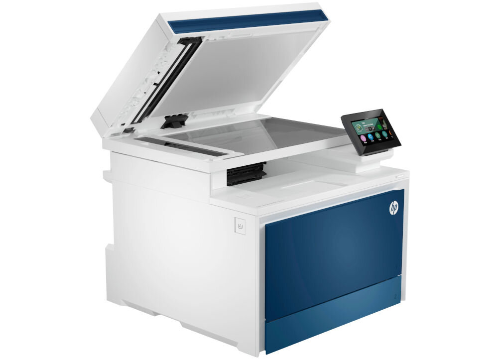 Urządzenie wielofunkcyjne z otwartą pokrywą skanera, posiada kolorowy panel sterowania i logo HP na obudowie.