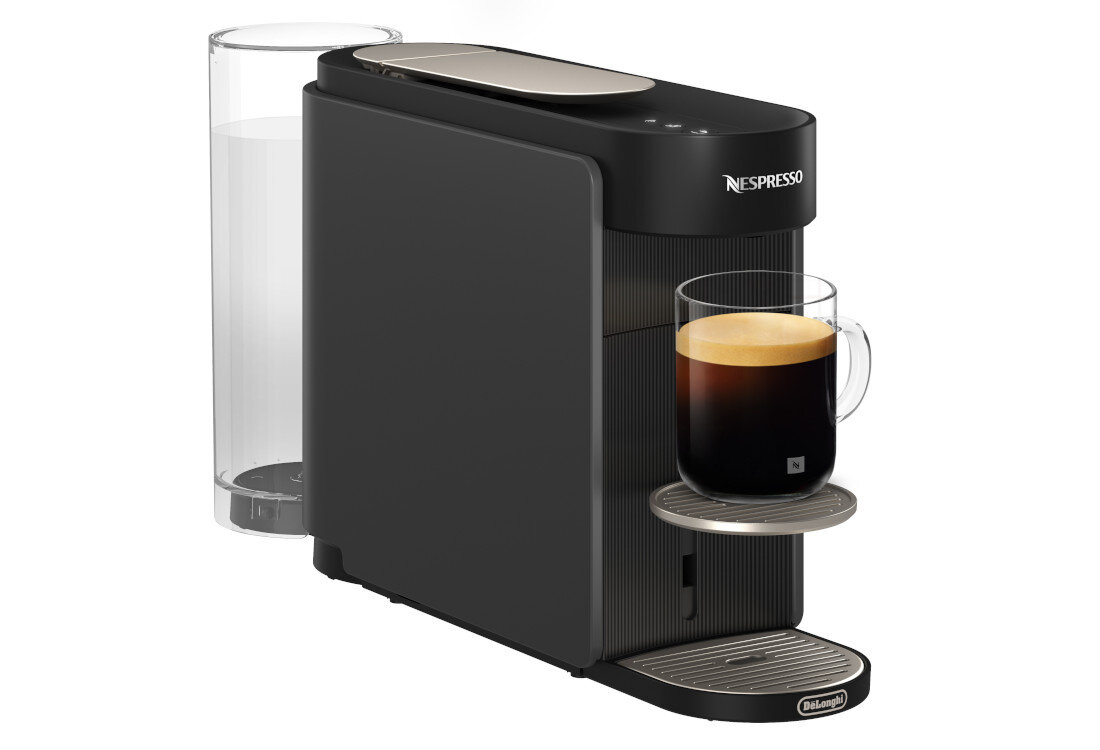 Czarny ekspres do kawy z przezroczystym pojemnikiem na wodę i filiżanką kawy na podstawce. Widoczne logo \'Nespresso\' i \'DeLonghi\'.