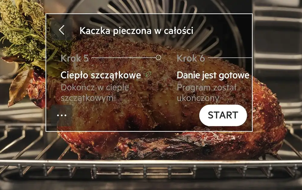 Obraz przedstawia pieczoną kaczkę w piekarniku z wyświetlonym interfejsem. Tekst na ekranie: \'Kaczka pieczona w całości\', \'Krok 5\', \'Ciepło szczątkowe\', \'Dokończ w cieple szczątkowym\', \'Krok 6\', \'Danie jest gotowe\', \'Program został ukończony\', \'START\'.
