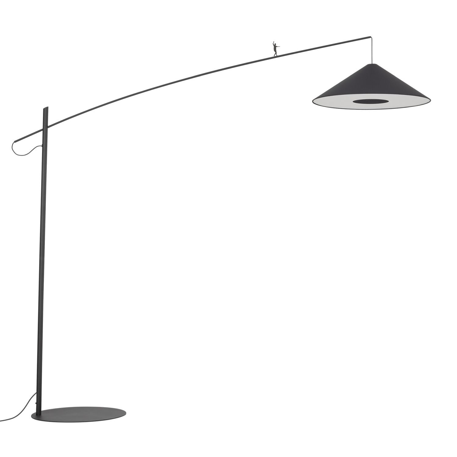 Czarna lampa podłogowa z łukowym wysięgnikiem i stożkowym kloszem. Na wysięgniku znajduje się mała figurka człowieka.