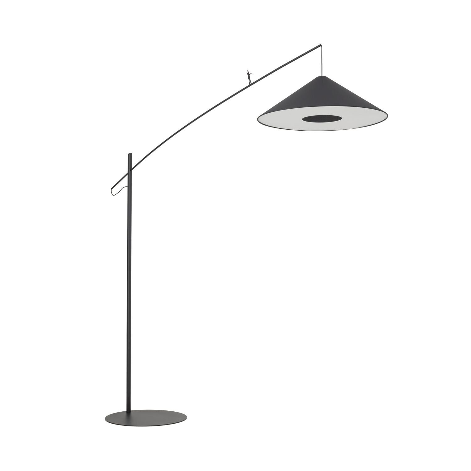 Czarna lampa podłogowa z łukowym wysięgnikiem i stożkowym kloszem, umieszczona na okrągłej podstawie.