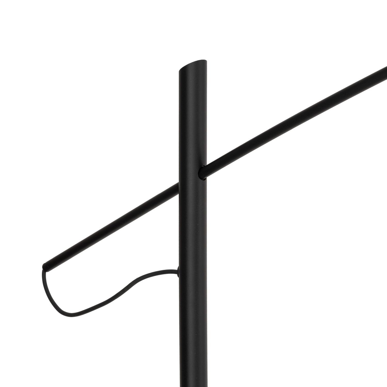 Czarny metalowy element lampy podłogowej z prostym wysięgnikiem i widocznym przewodem.