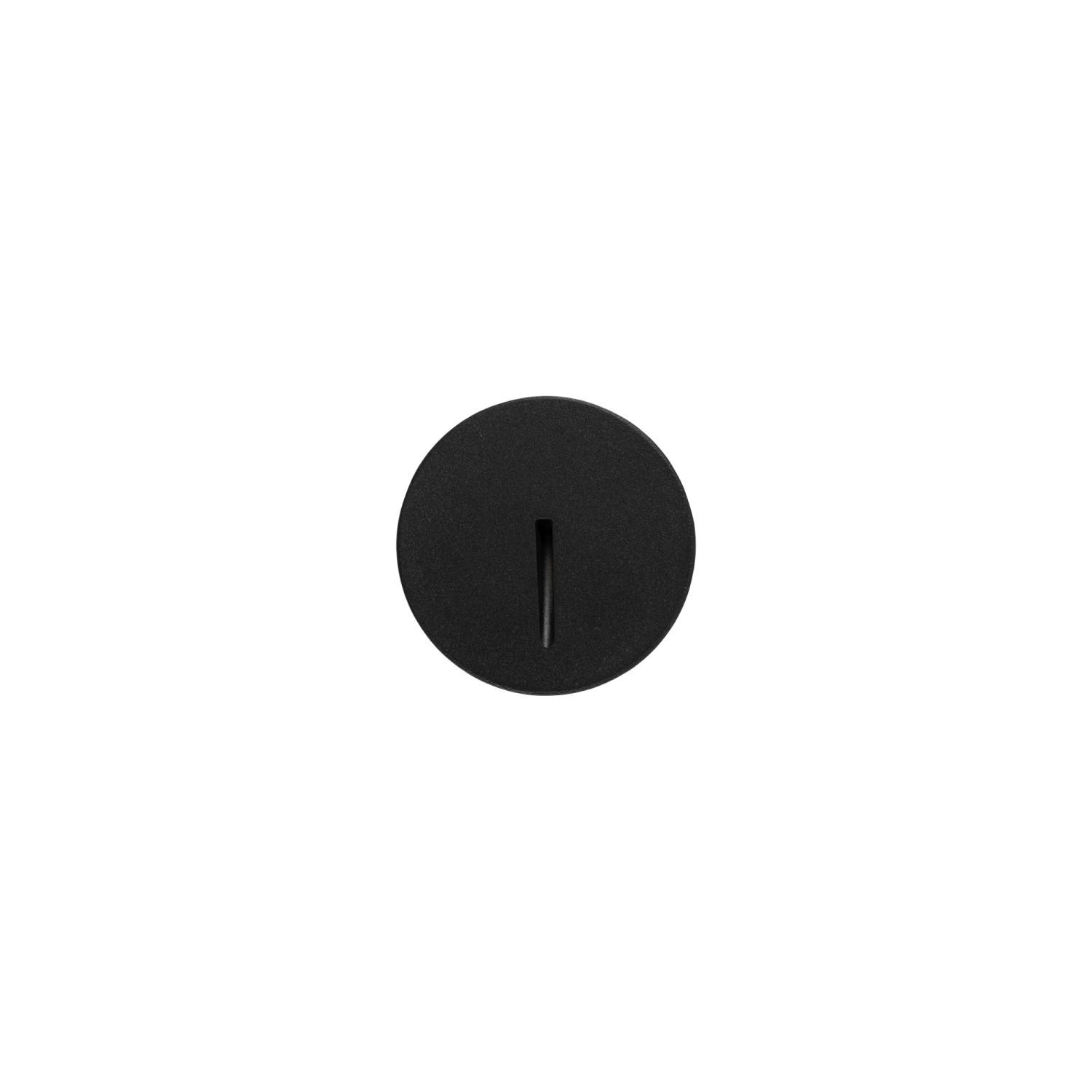 Czarna, okrągła lampa ścienna z wąskim, pionowym otworem na środku. Produkt ma minimalistyczny design.