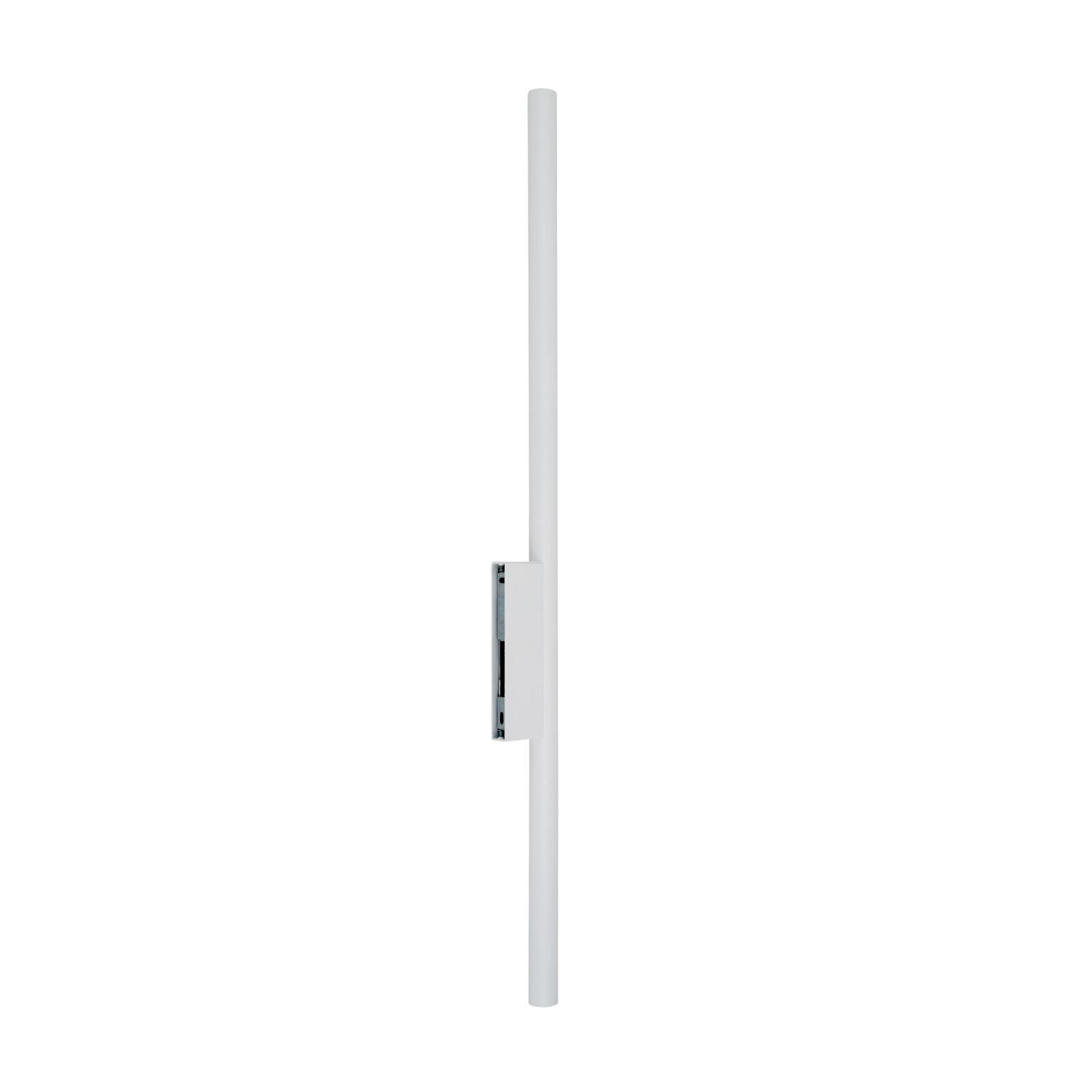 Na obrazie widoczna jest długa, biała, cylindryczna lampa wisząca z cienkim przewodem u góry. Lampa ma nowoczesny, minimalistyczny design.