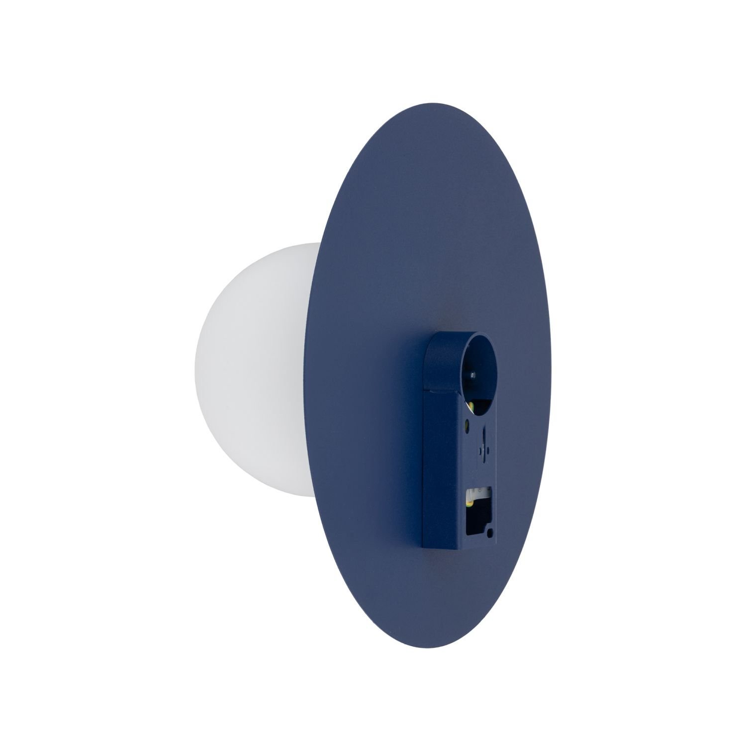 Nowoczesny kinkiet ścienny z okrągłą, niebieską podstawą i białym, kulistym kloszem. Produkt ma minimalistyczny design, idealny do salonu lub sypialni.