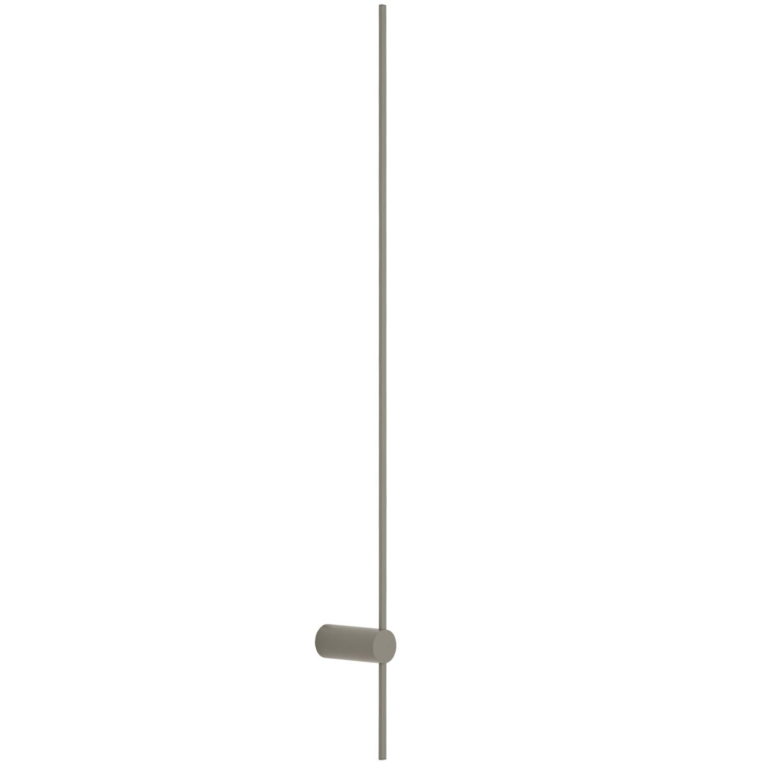 Na obrazie widoczna jest chromowana lampa wisząca z prostym kablem i oprawką na żarówkę. Lampa ma elegancki, minimalistyczny design.