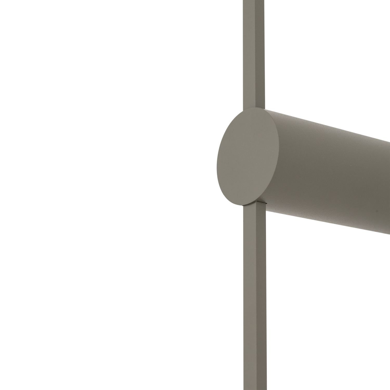 Obraz przedstawia fragment nowoczesnej lampy ściennej o cylindrycznym kształcie w kolorze szarym. Lampa ma prosty, minimalistyczny design.
