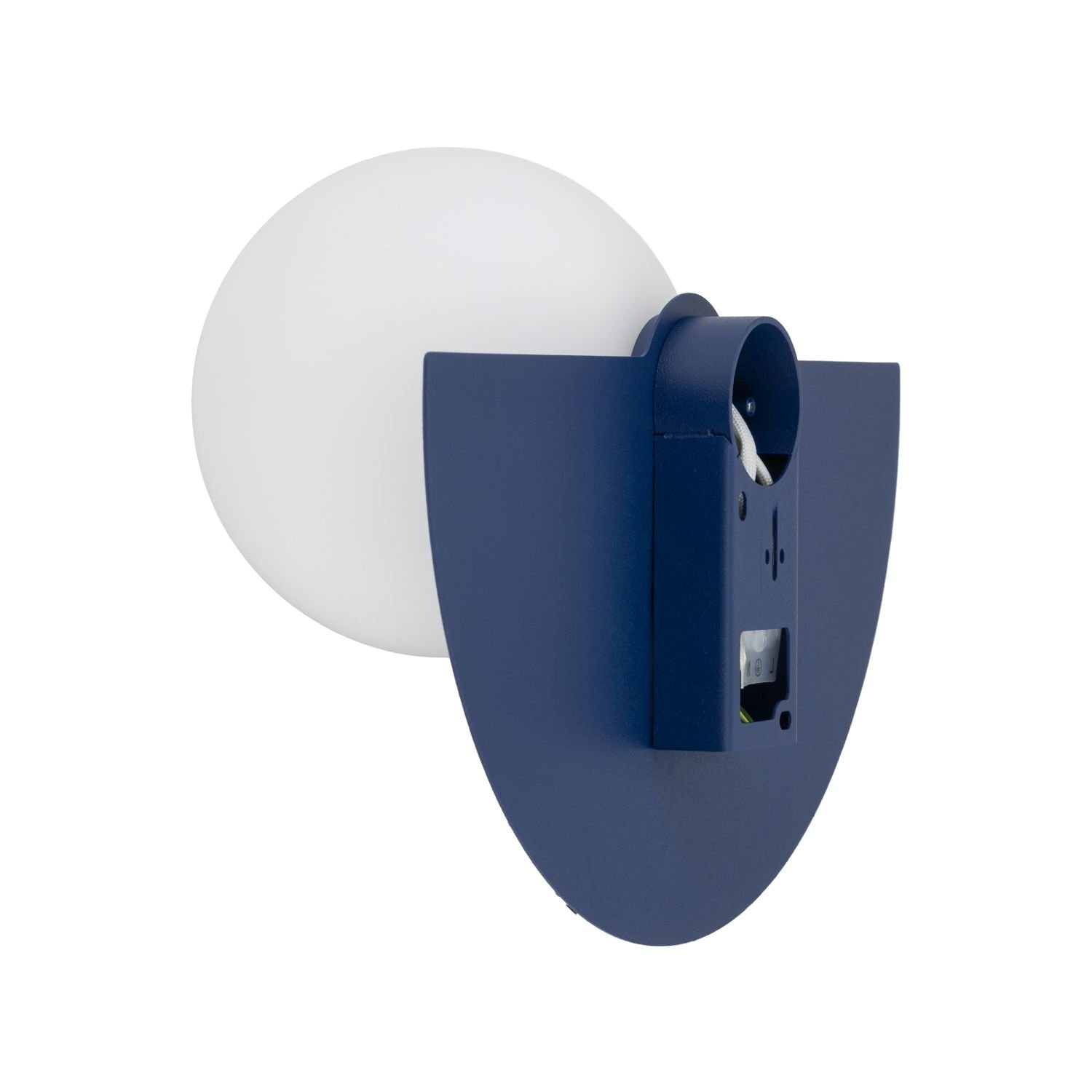 Na obrazie widoczna jest nowoczesna lampa ścienna z białym, kulistym kloszem i niebieską, półokrągłą podstawą. Lampa ma minimalistyczny design i jest przeznaczona do montażu na ścianie.