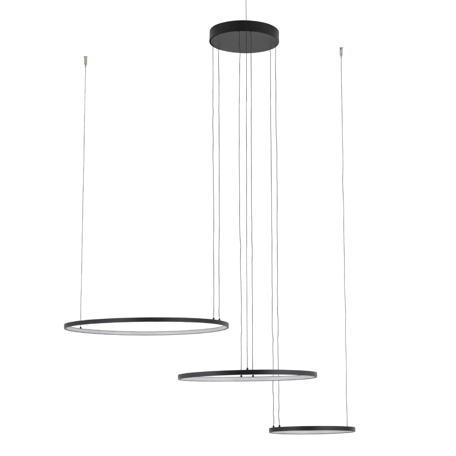 Na obrazie widoczna jest nowoczesna lampa wisząca z trzema okrągłymi, czarnymi pierścieniami zawieszonymi na cienkich przewodach. Każdy pierścień jest umieszczony na innej wysokości, tworząc efekt kaskadowy.