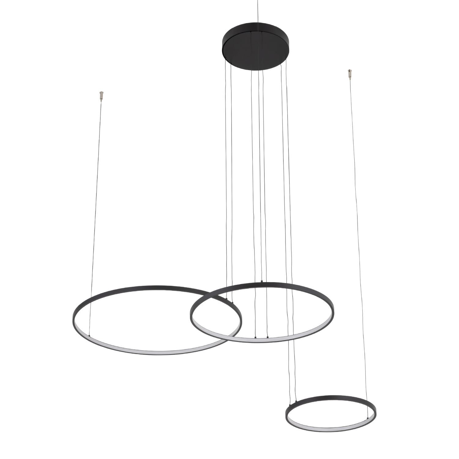 Nowoczesna lampa wisząca LED składająca się z trzech okrągłych pierścieni zawieszonych na cienkich przewodach. Pierścienie mają czarną ramę i są przymocowane do okrągłej podsufitki.