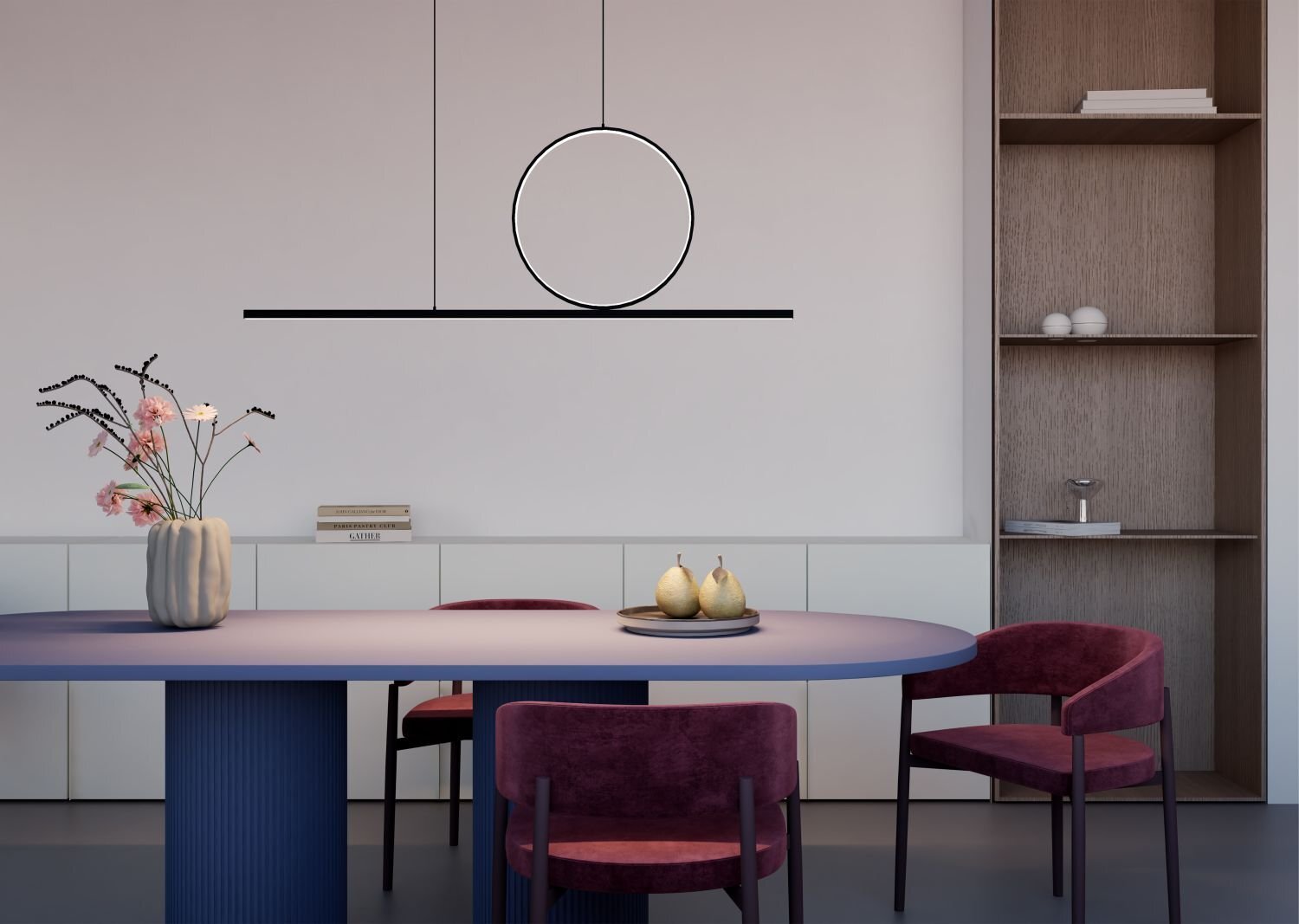 Wnętrze z nowoczesnym stołem i krzesłami w kolorze bordowym, nad którym wisi minimalistyczna lampa w kształcie okręgu i linii. Na stole znajduje się wazon z kwiatami i talerz z owocami.