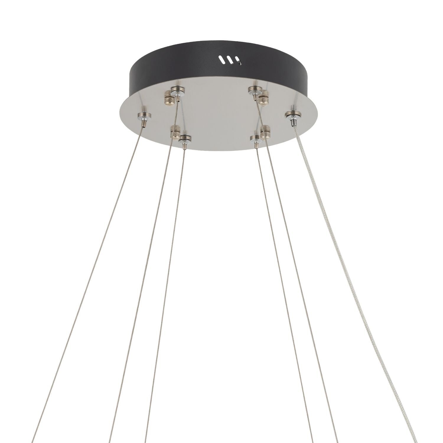 Obraz przedstawia okrągłą, czarną podsufitkę lampy wiszącej z kilkoma metalowymi linkami przymocowanymi do jej powierzchni. Na podsufitce widoczne są trzy małe otwory w kształcie pionowych kresek.