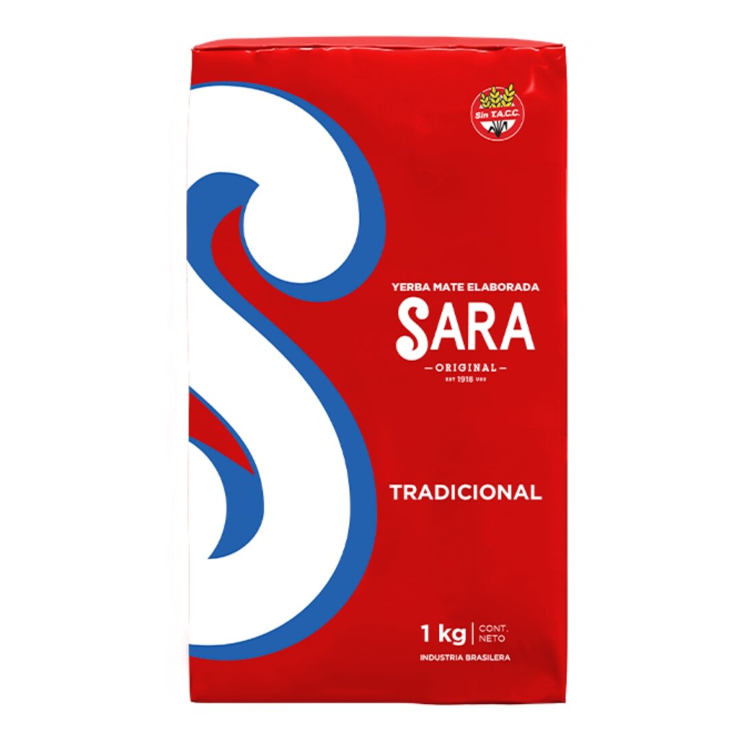 Czerwona paczka Yerba Mate z dużym białym i niebieskim wzorem oraz napisem \'Yerba Mate Elaborada SARA Tradicional 1 kg\'. W górnym rogu znajduje się logo z napisem \'Sin T.A.C.C.\'.