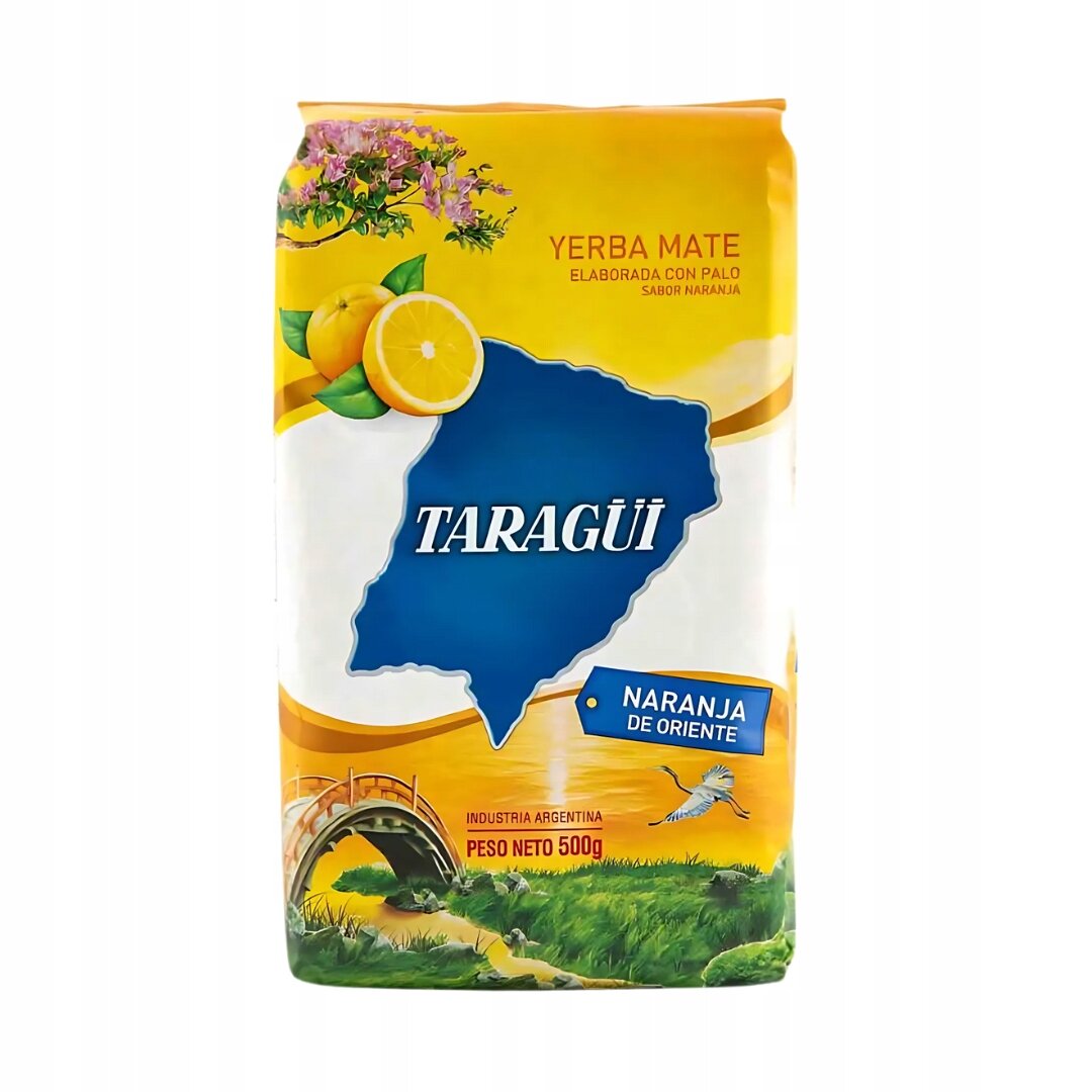 Opakowanie Yerba Mate Taragui Naranja de Oriente z grafiką pomarańczy i mapą na tle krajobrazu. Tekst na opakowaniu: \'YERBA MATE ELABORADA CON PALO SABOR NARANJA\', \'TARAGÜI\', \'NARANJA DE ORIENTE\', \'INDUSTRIA ARGENTINA\', \'PESO NETO 500g\'.