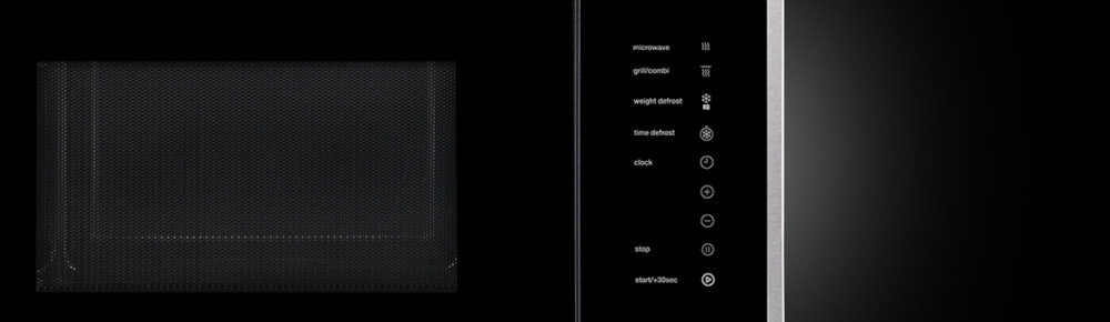 Obraz przedstawia panel sterowania kuchenki mikrofalowej z przyciskami i oznaczeniami: microwave, grill/combi, weight defrost, time defrost, clock, stop, start/30sec. Obok widoczna jest część drzwiczek z ciemnym szkłem.