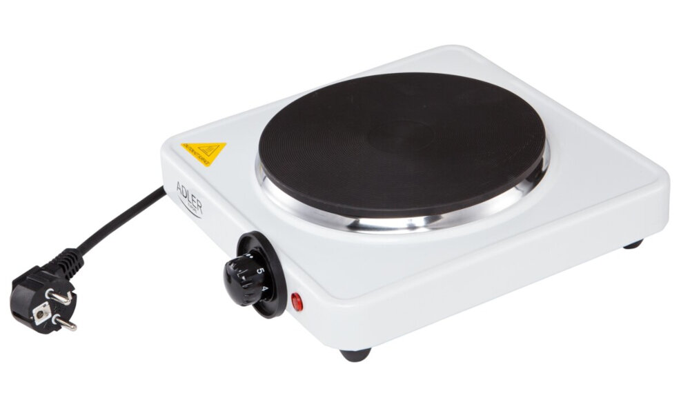 Na obrazie widoczna jest biała kuchenka nastawna z jednym czarnym palnikiem i pokrętłem z oznaczeniami liczbowymi. Obok pokrętła znajduje się czerwony wskaźnik, a na obudowie widnieje napis \'ADLER\'.