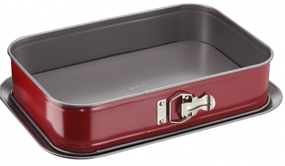 Prostokątna forma do pieczenia z czerwonymi bokami i metalowym zapięciem. Na dnie widoczny jest napis \'Tefal\'.