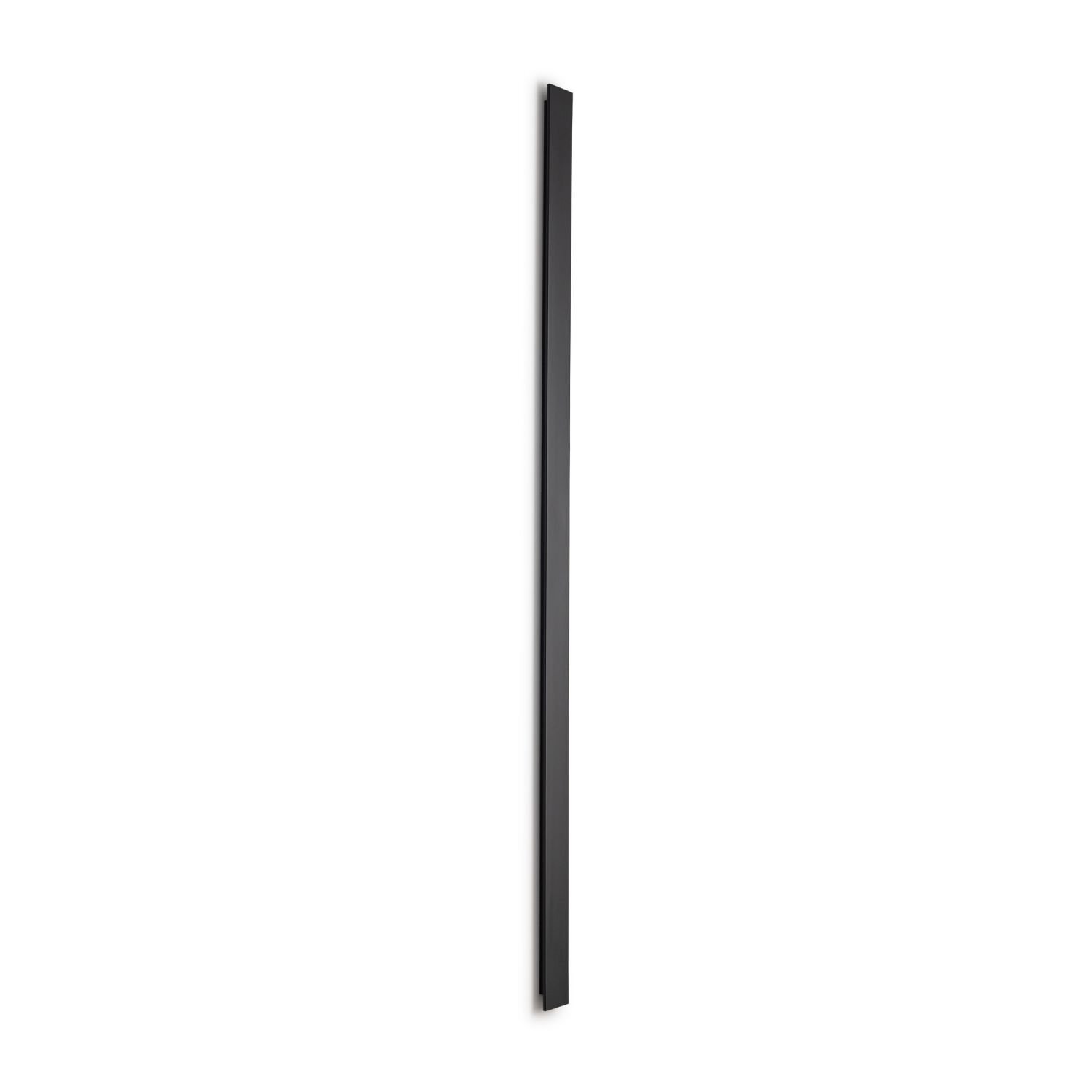 Lampa wisząca z metalowym, srebrnym kloszem o cylindrycznym kształcie, zawieszona na czarnym przewodzie z okrągłą podsufitką.