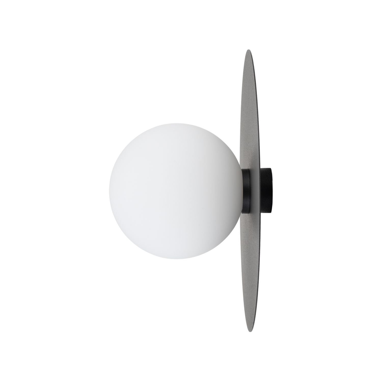 Na obrazie widoczna jest lampa ścienna z okrągłym, białym kloszem i czarną podstawą przymocowaną do płaskiego, okrągłego elementu. Lampa ma nowoczesny design i jest przeznaczona do montażu na ścianie.